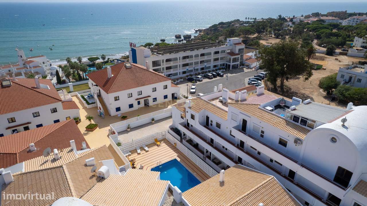 Apartamento T2 com terraços e piscina a 100 metros da praia da Oura –-0