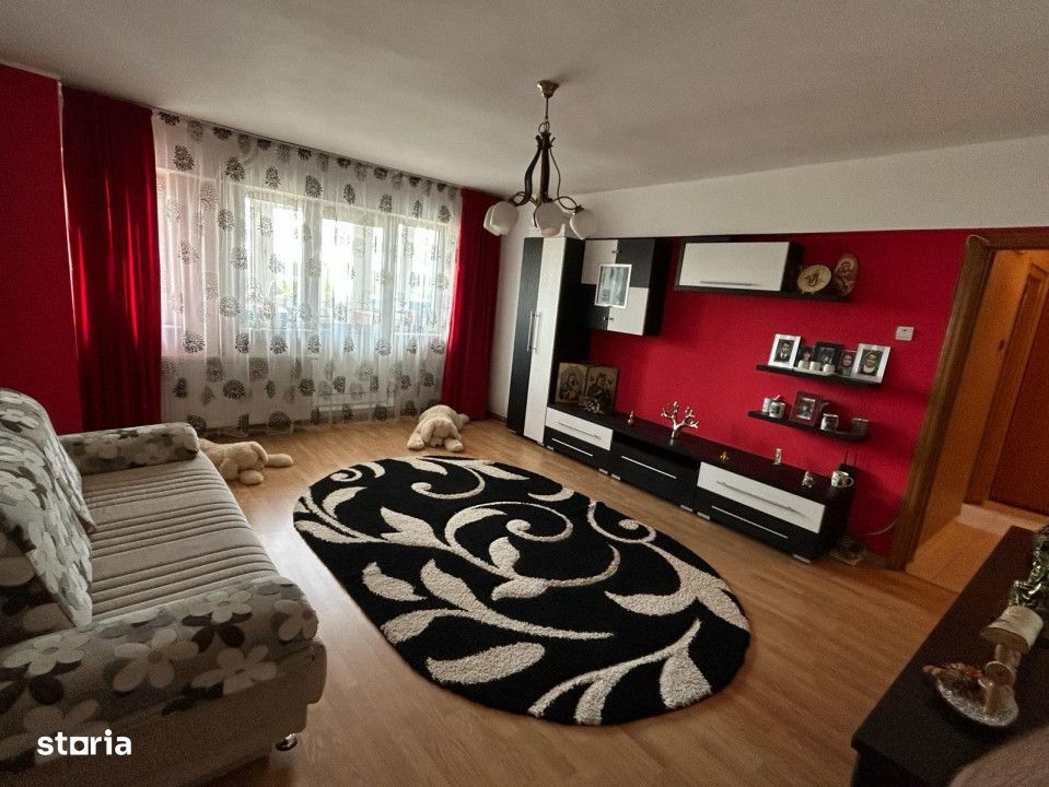 Apartament zona Rolast, etaj 3, foarte spatios, 3 balcoane