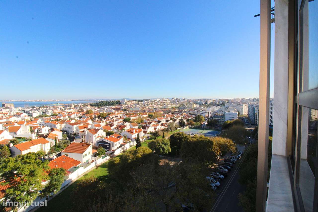 Apartamento T3 com Vista Panorâmica em Almada-30