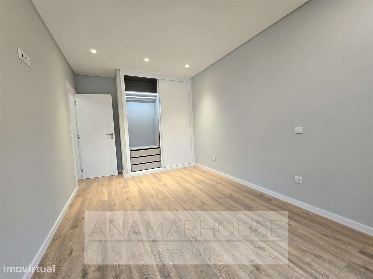 T2 Remodelado com varanda na Mina de Água, Amadora-9