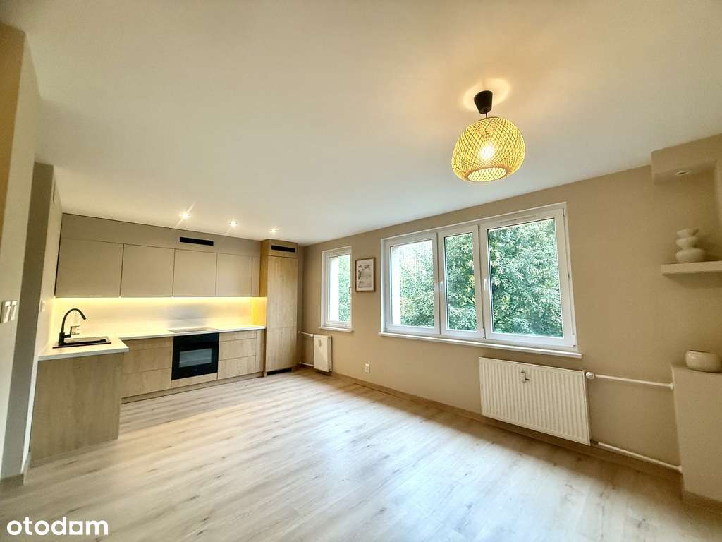 Duża, jasna kawalerka z wydzieloną sypialni - Pełny obrazek: 1/7