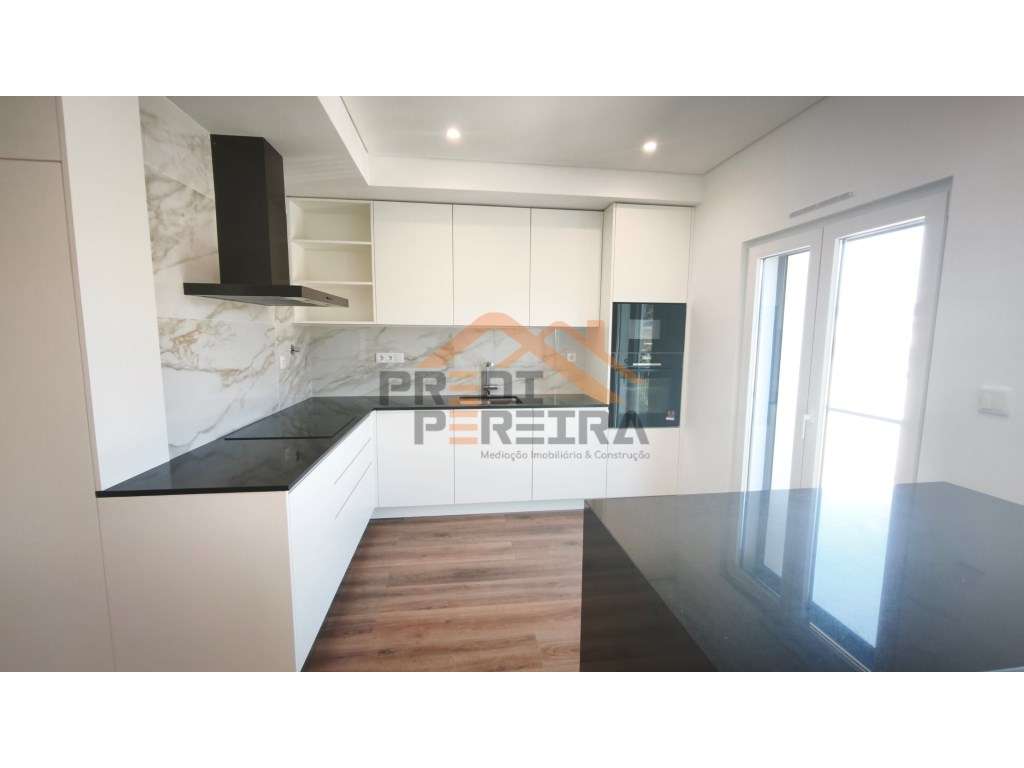 Situado em Caneças, apartamento T4 com duas suites, uma box e um pa...-7