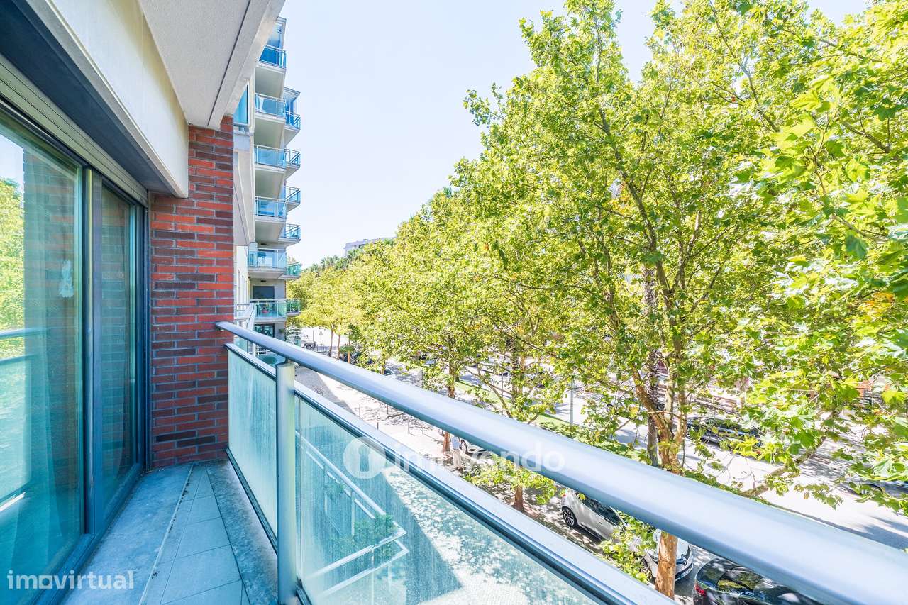 Apartamento T2 moderno, com garagem e varanda enorme, na Malvarosa-5