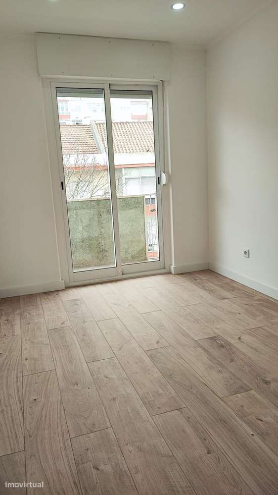 T4 Totalmente Remodelado na Amadora-13