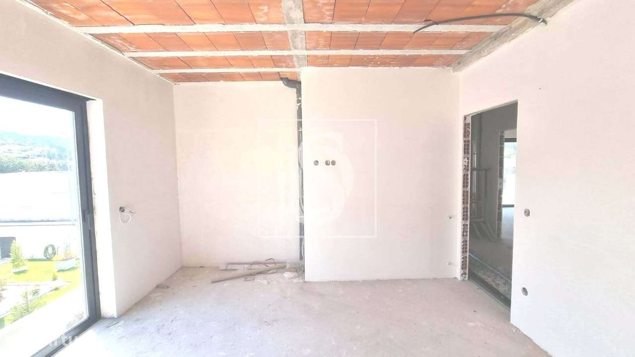 Moradia T3 independente, em construção, na Póvoa de Lanhoso-30