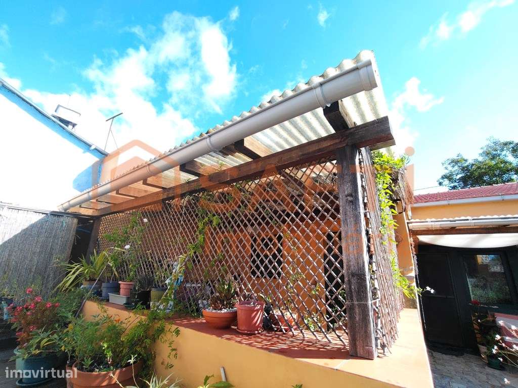 MORADIA T3 COM JARDIM, OFICINA E ESTACIONAMENTO.-16