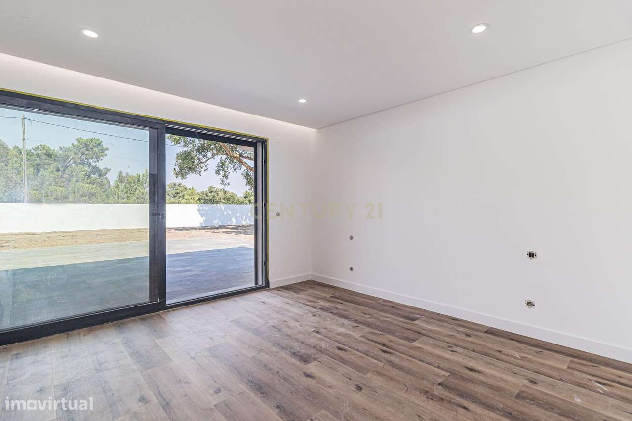 Moradia térrea com 5 suítes e piscina - Grande imagem: 3/50