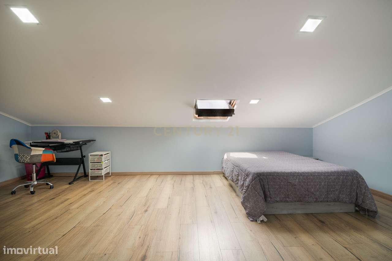 Moradia T4 com piscina e garagem junto às Colinas do Cruzeiro-25