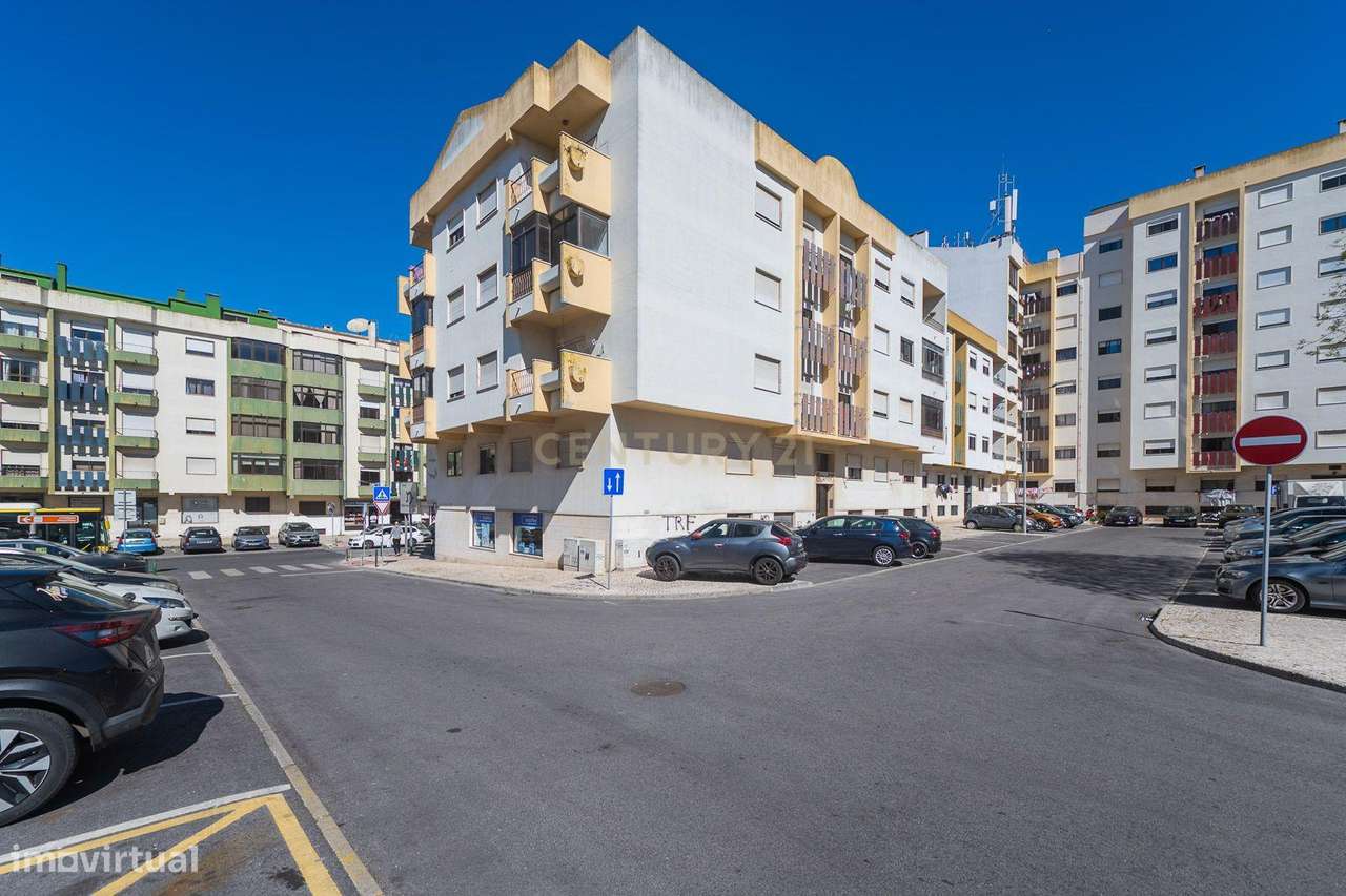 Apartamento T2 em bom estado, parcialmente remodelado-37