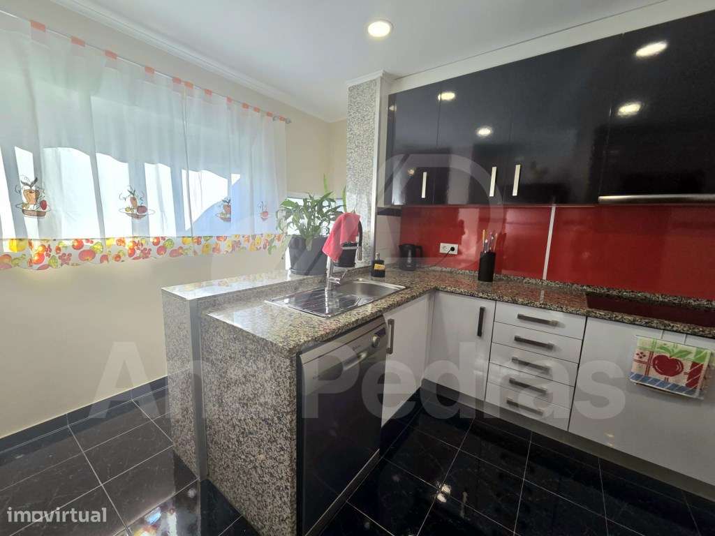 Moradia Bi-Familiar Totalmente Remodelada com Logradouro e Elevado ... - Grande imagem: 4/54