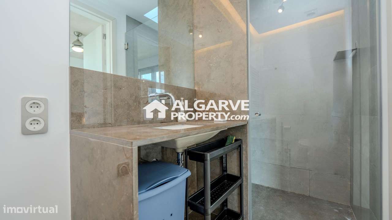 Moderna Moradia T4 com Piscina e Jardim em Almancil-9