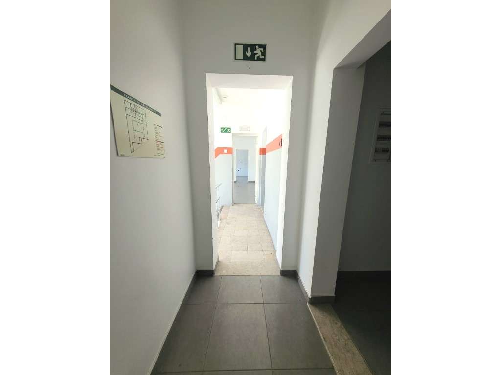 Armazém amplo junto ao metro do Senhor Roubado-19