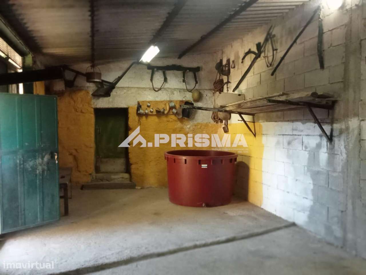 Quintinha para venda com construção rural para venda em Escalos de Bai-24