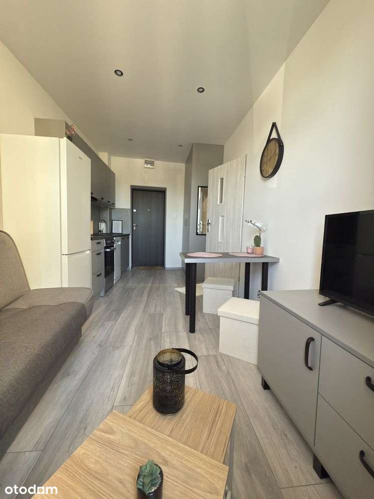 Wyposażona kawalerka w atrakcyjnej lokalizacji!!!-0