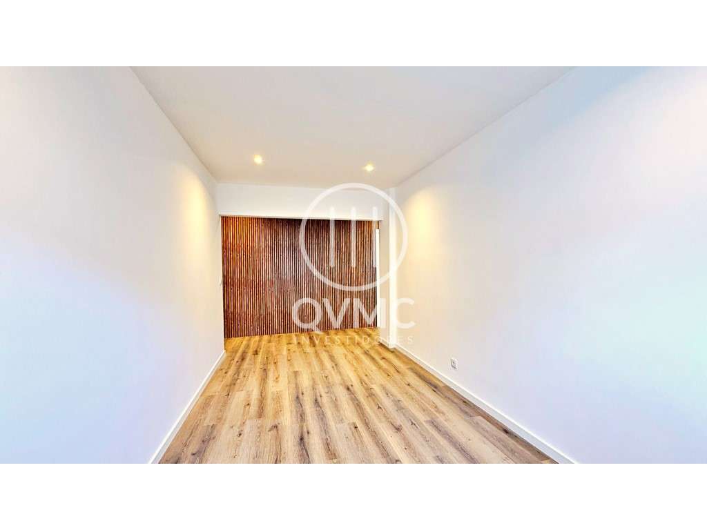 T4+1 com Logradouro Remodelado - Ideal Família ou Investimento - Cacém - Grande imagem: 2/24