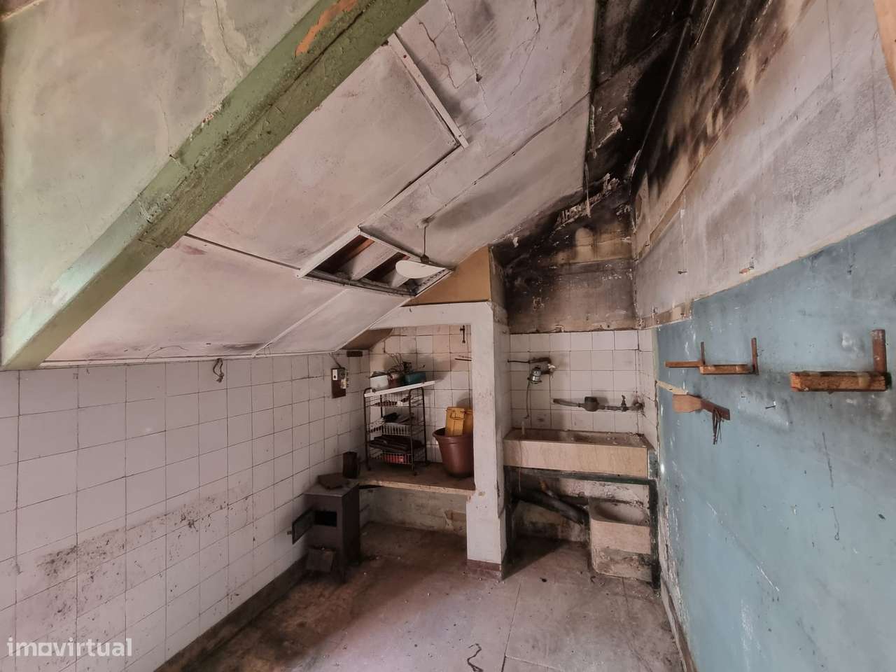 Moradia de dois pisos para remodelar - centro da Amadora-11