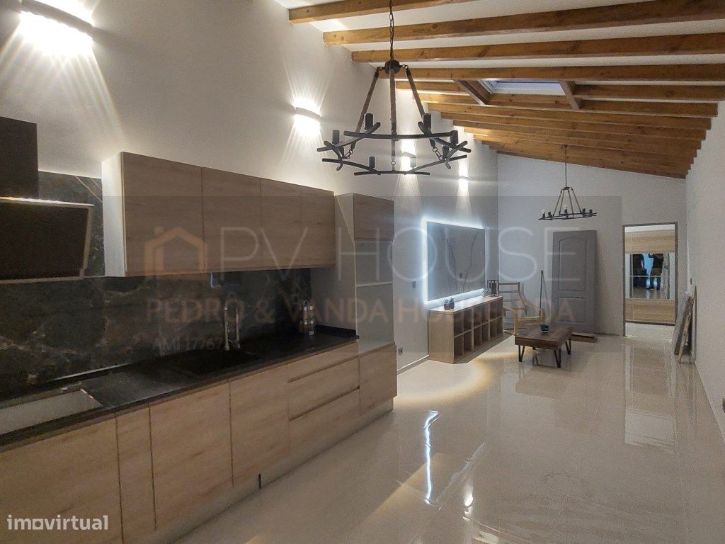 Moradia T3 remodelada em Vila Moreira...