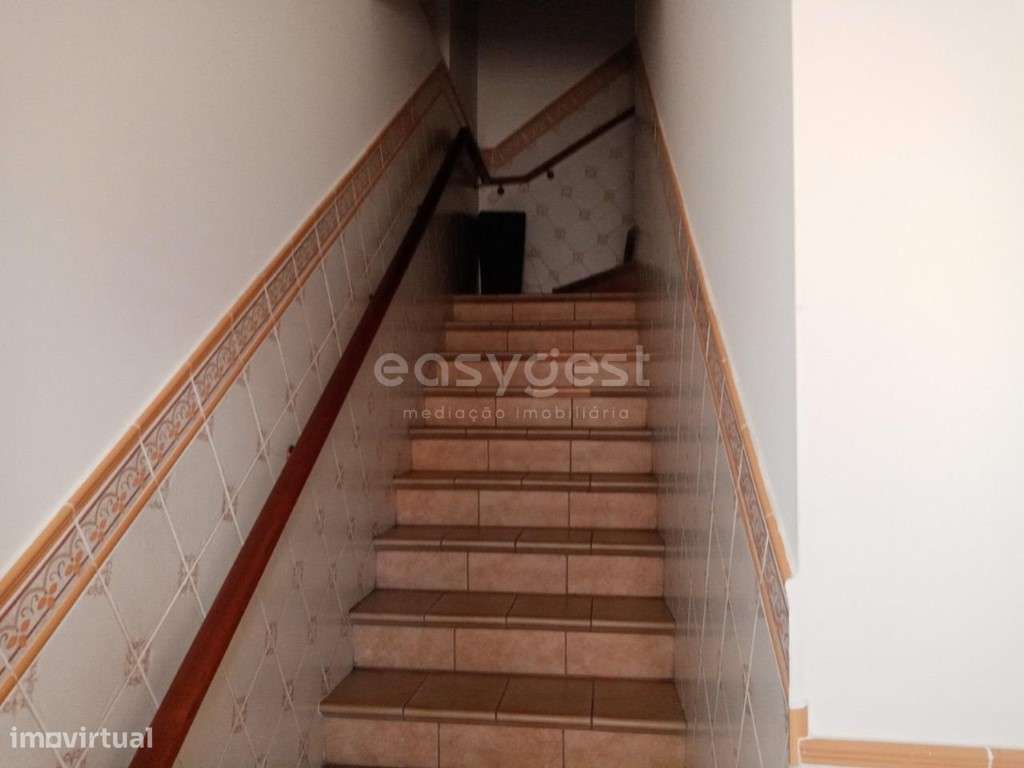 Prédio bem localizado com excelente T2 e Café em Povoa Rio de Moinhos - Grande imagem: 4/20