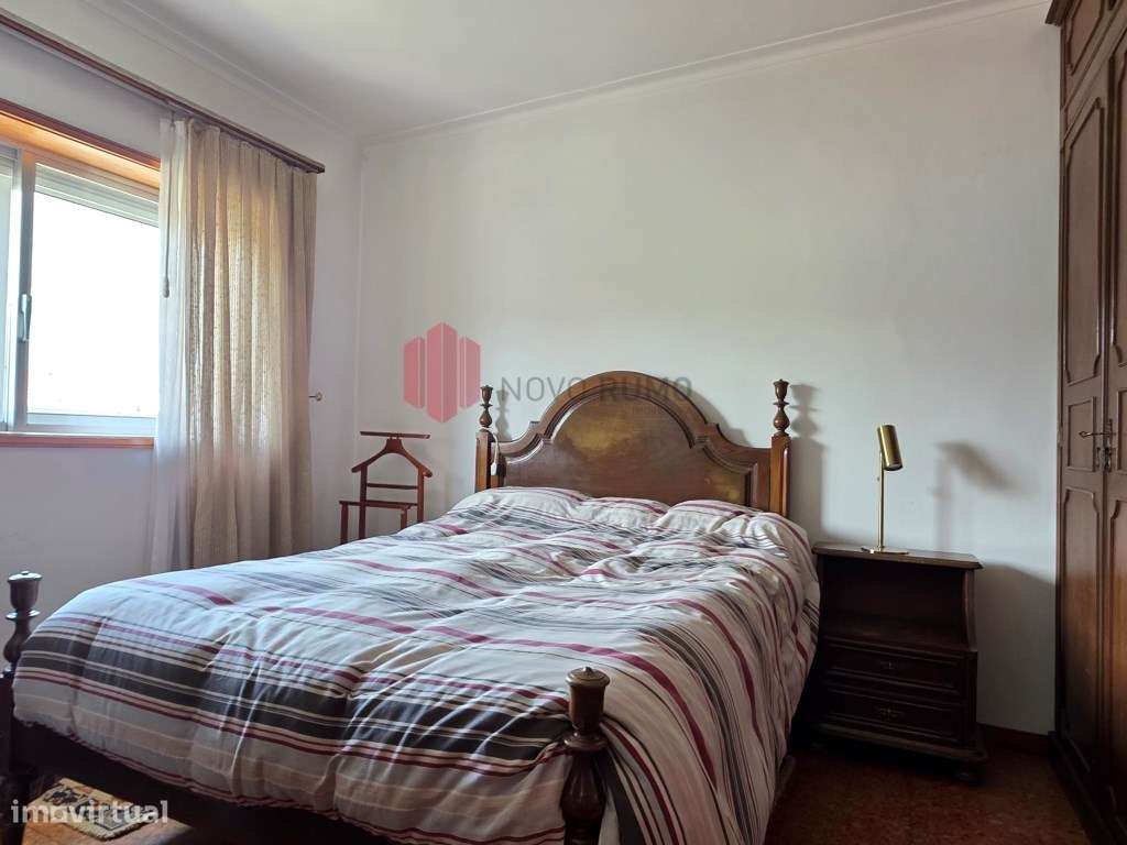 Moradia T3 de três frentes, com três pisos, anexos e garagem, inser...-13