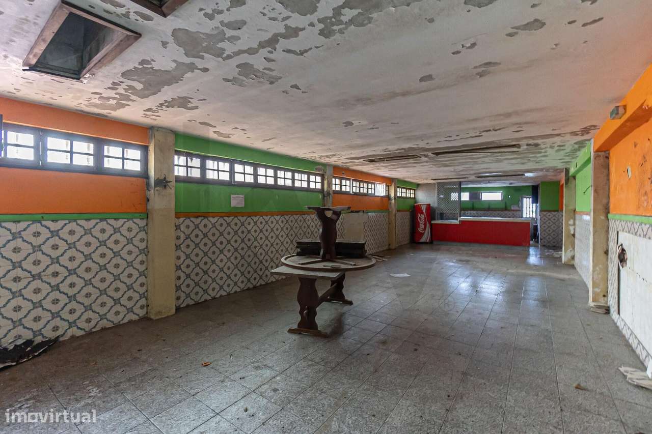 Loja ampla em dois pisos para recuperar  no centro do Porto -  Rua Gon - Grande imagem: 2/14