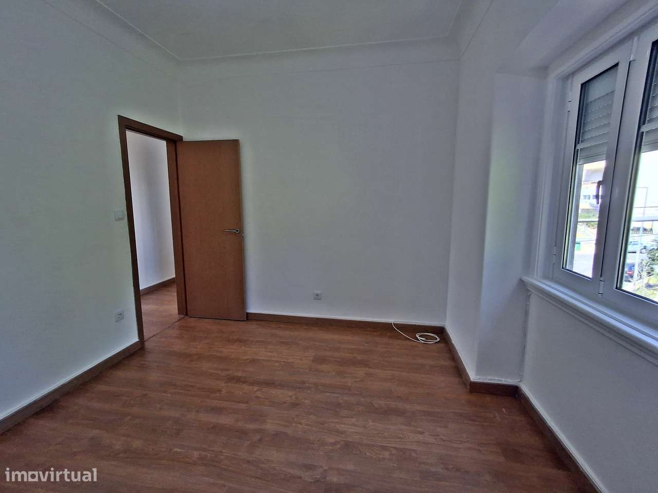 Apartamento T4 muito soalheiro, em zona central.-11