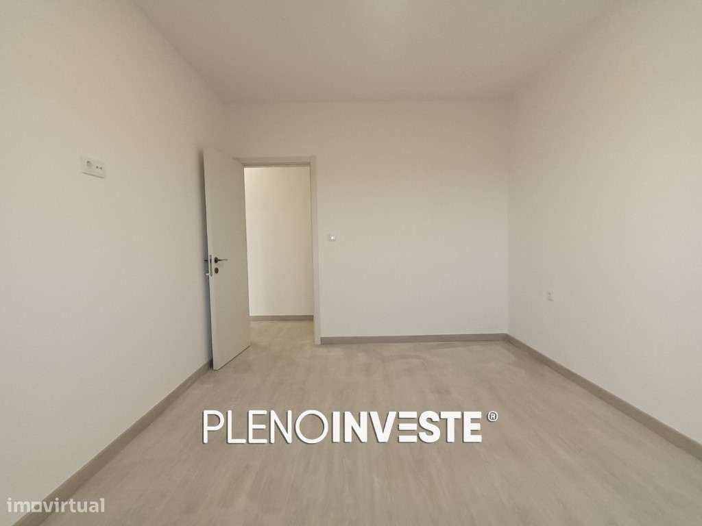 T4 Totalmente remodelado com vista rio no Seixal-21