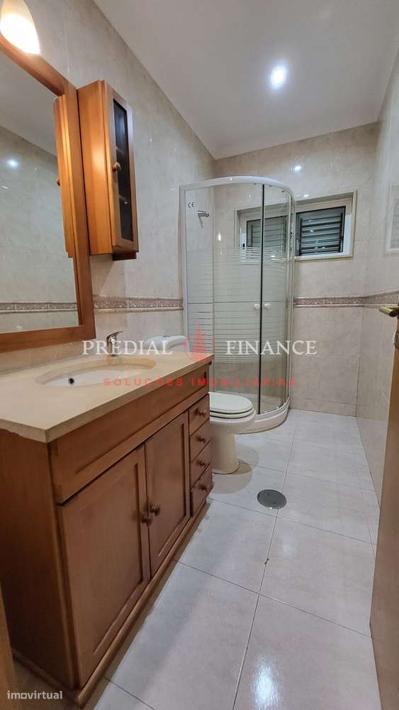 Moradia T4 com Jardim, Terraço, Garagem Dupla e Área de Barbecue — Exc-26