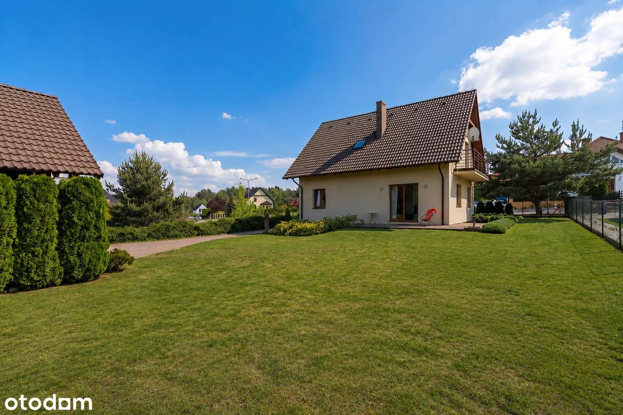 Rodzinny dom. Salon + 4 pokoje! Duża działka 880m² i wiata garażowa 2-14