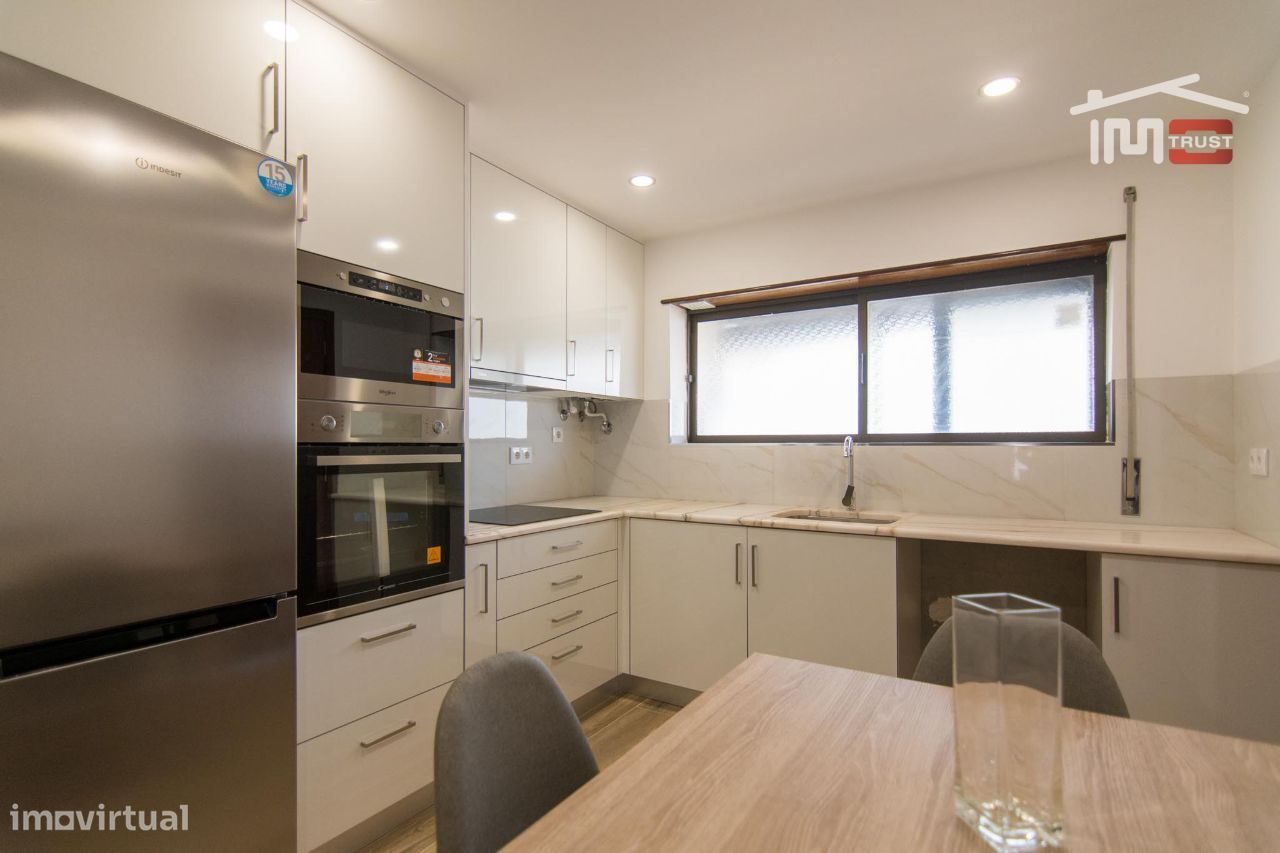 APARTAMENTO T2 RECUPERADO EM ESTADO NOVO 1º ANDAR COM ELEVADOR JUNT... - Grande imagem: 1/15