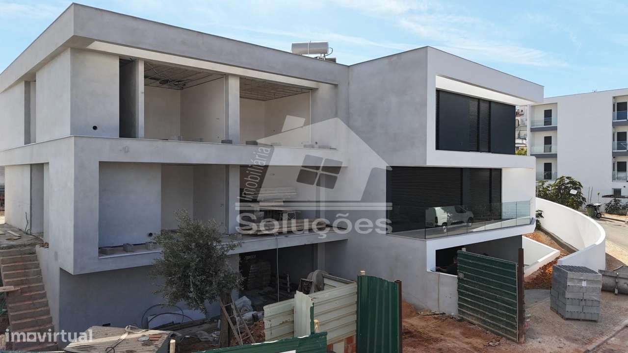 Moradia M4 Moderna com garagem e piscina - Grande imagem: 4/33