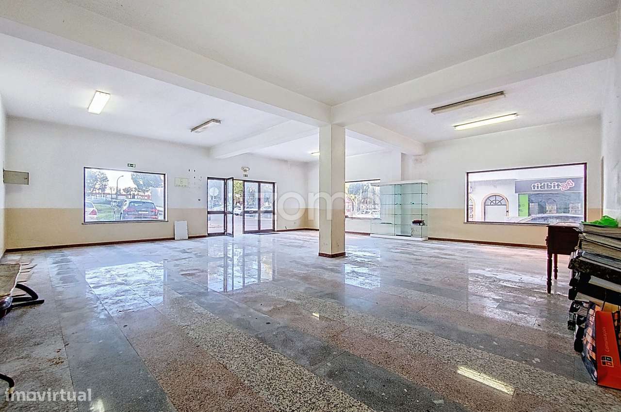 Loja no centro de São Bartolomeu de Messines com 216m2-24