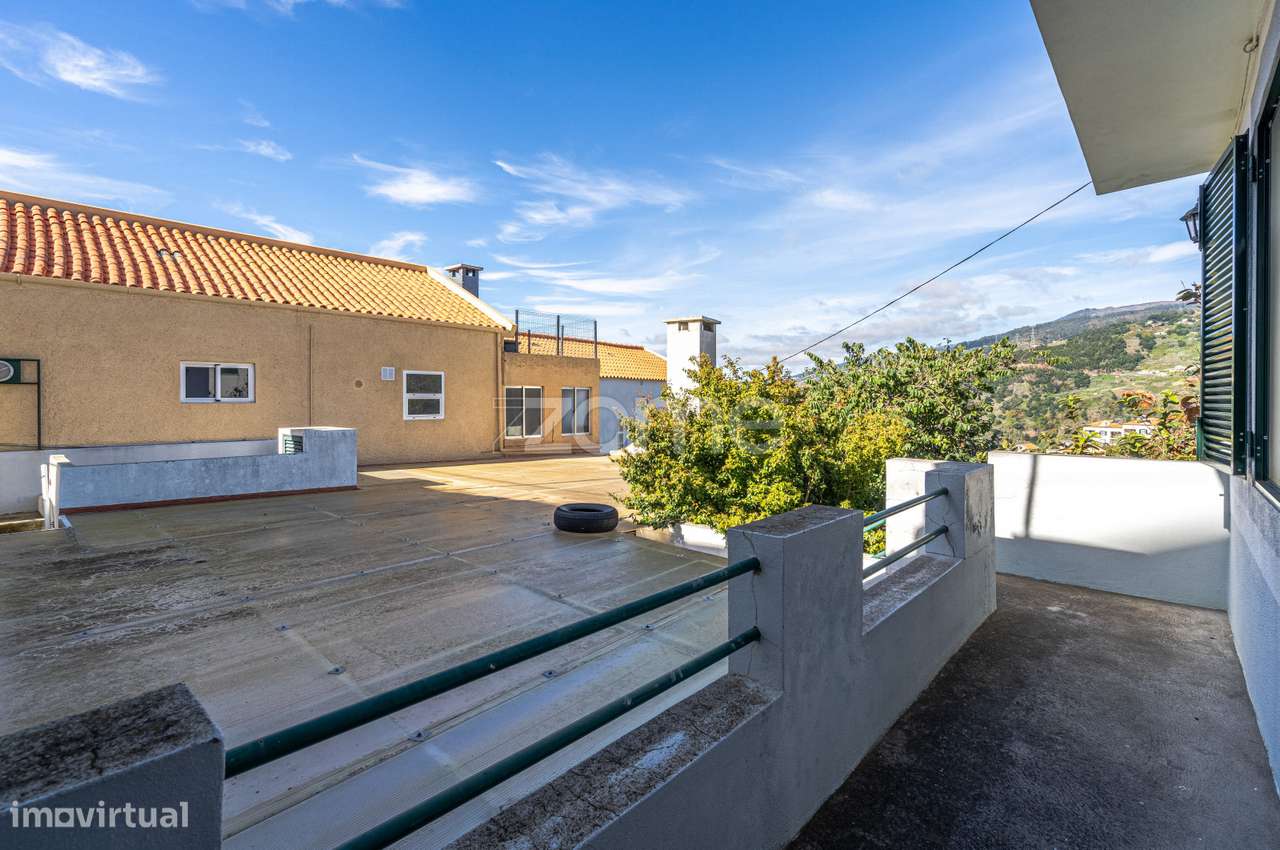 Moradia T6 na Ribeira Brava – Espaço e potencial investimento-9