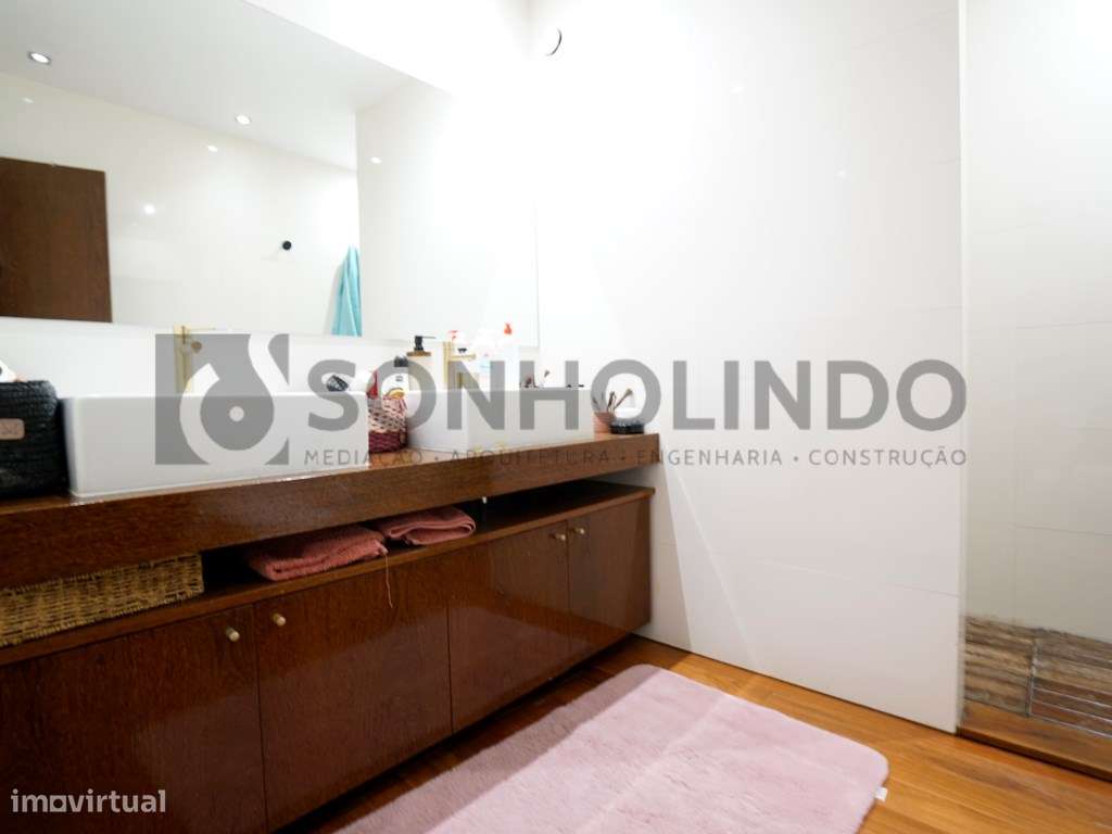 Moradia T4 com piscina de 3 frentes com excelentes áreas, tanto a n...-12