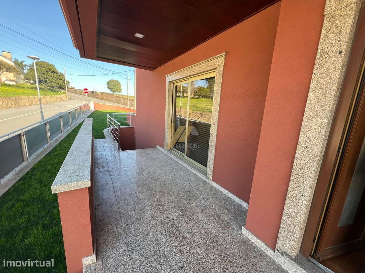 Moradia T5 com elevador, jacuzzi, balneários e muito mais - Grande imagem: 1/45