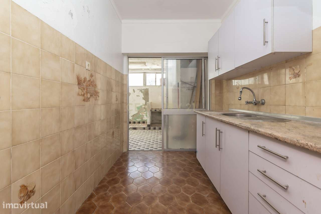 Apartamento com Potencial de Valorização em Almada-25