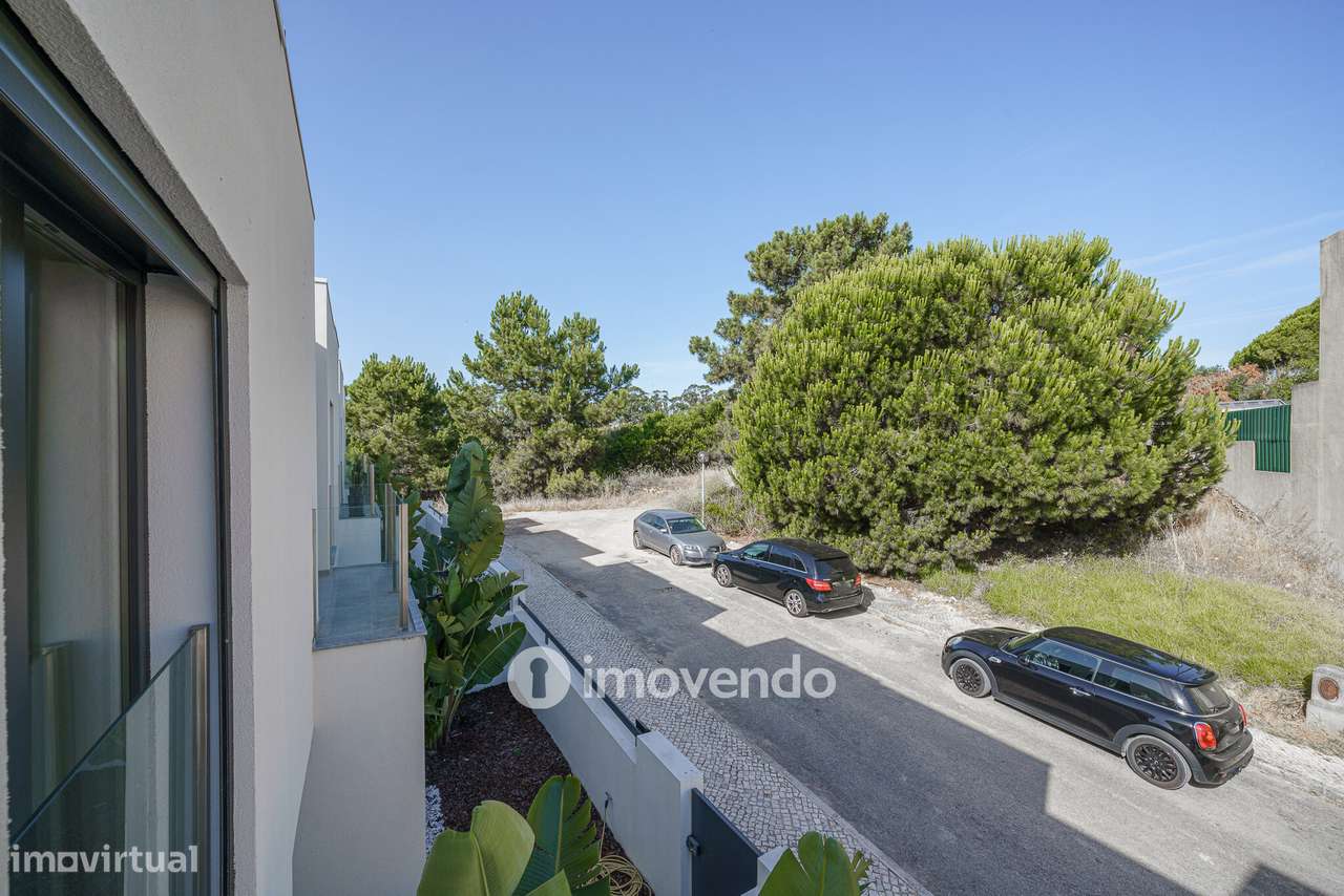 Moradia T3+1 moderna, com piscina e garagem, na Caparica-21