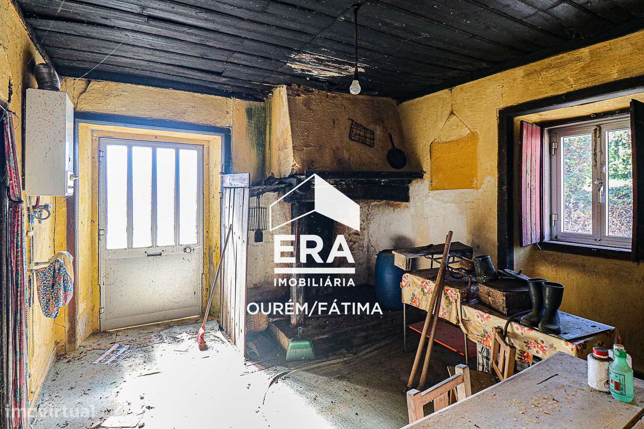 Moradia T2 para reconstrução no Olival-10