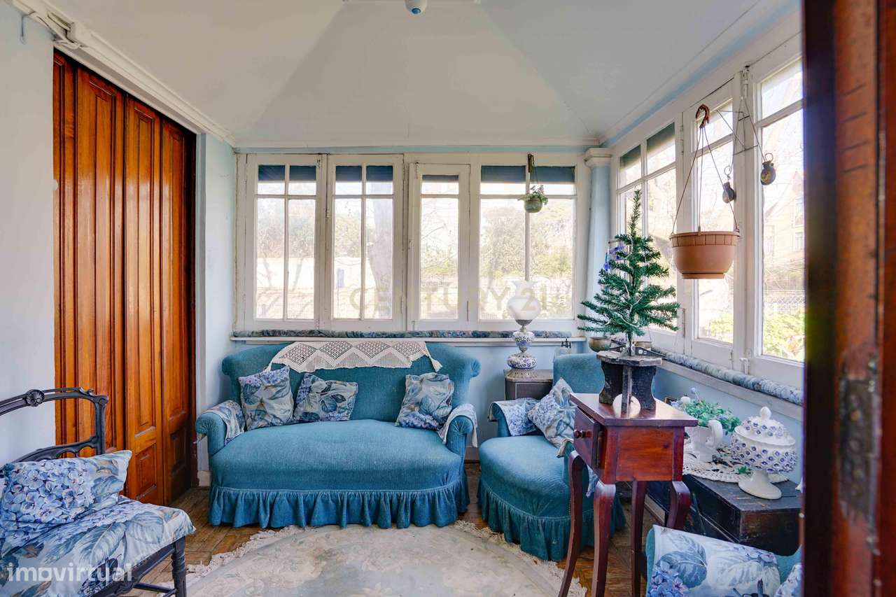 Moradia independente T6, situada no coração da linha de Cascais, junto-5