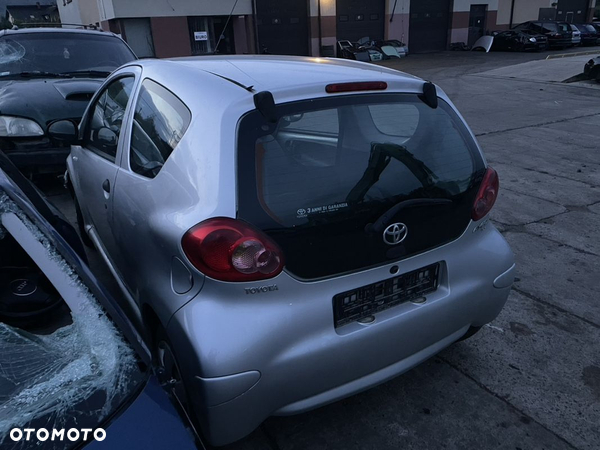 Na części Toyota Aygo I KGB10L Silnik 1.0 1KR-FE skrzynia 5B kod lakieru 1E7 - 3