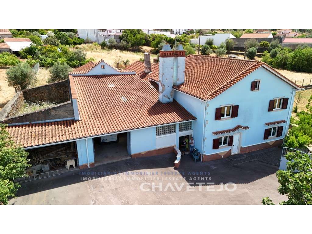 Quintinha T4 com Amplas zona para Oficinas, Terreno Plano e Enorme ...-1