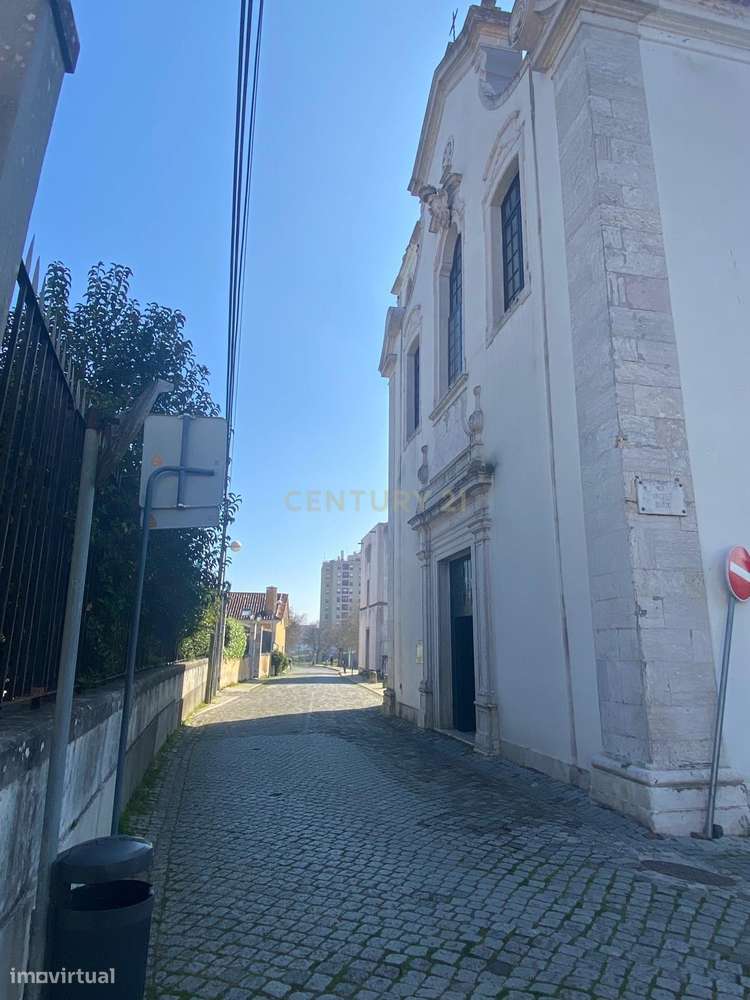 O Refúgio Perfeito em Telheiras – Luz, Conforto e Vista Desafogada-43