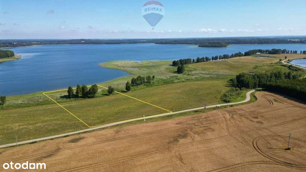 Działka budowlana na Mazurach z linią brzegową.