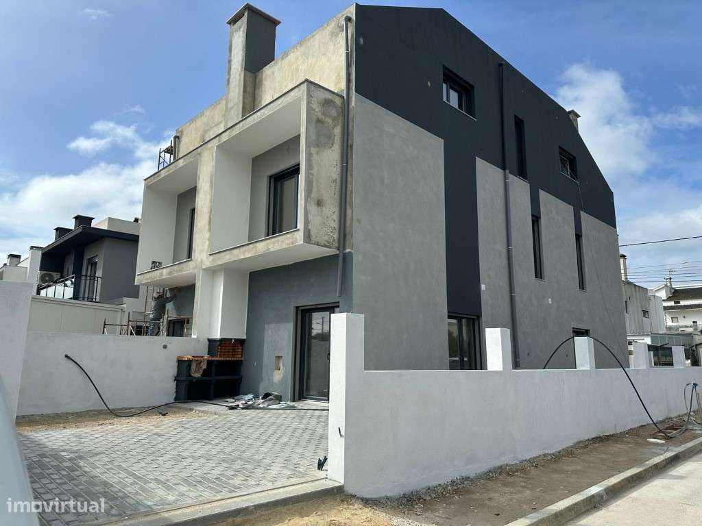 Moradia Geminada Em Fernao Ferro Redondos