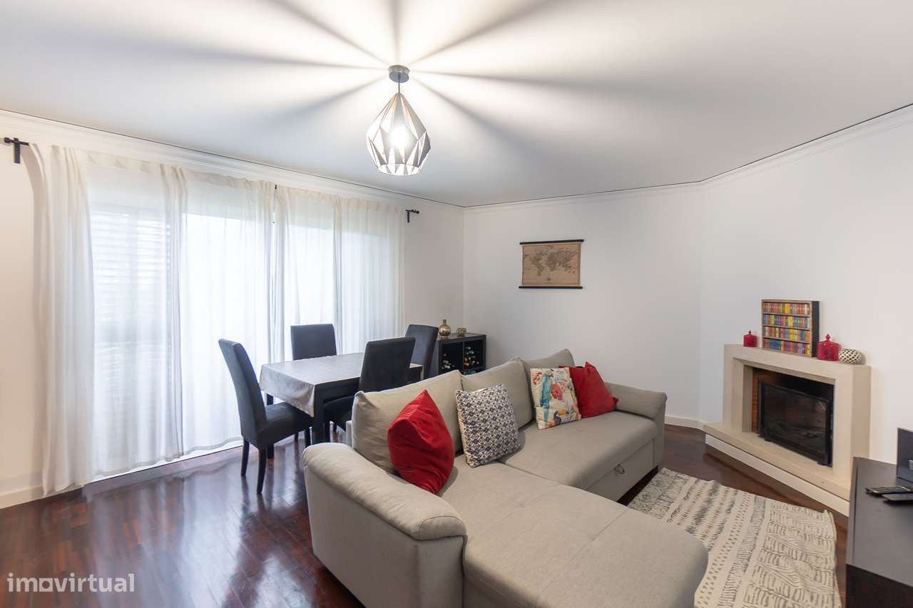 T1 com 2 varandas e lugar de garagem na Madalena-0