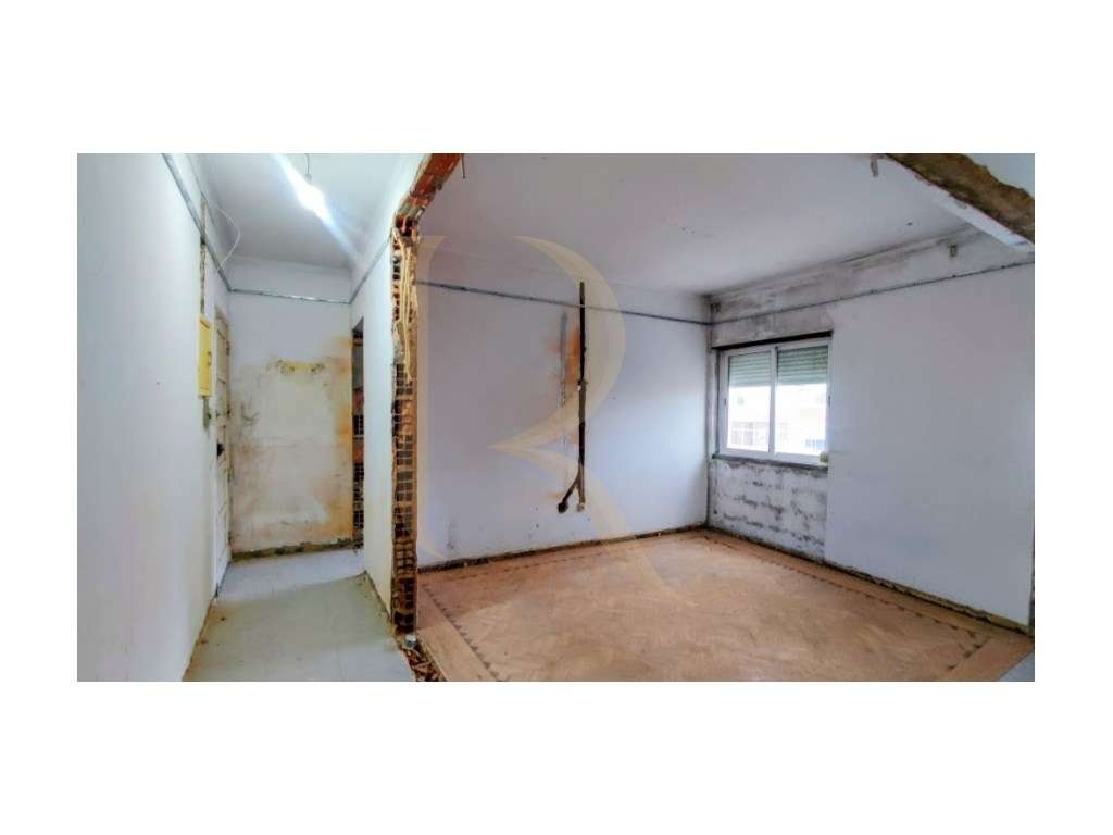 Apartamento T2 em remodelação na Cruz de Pau-8