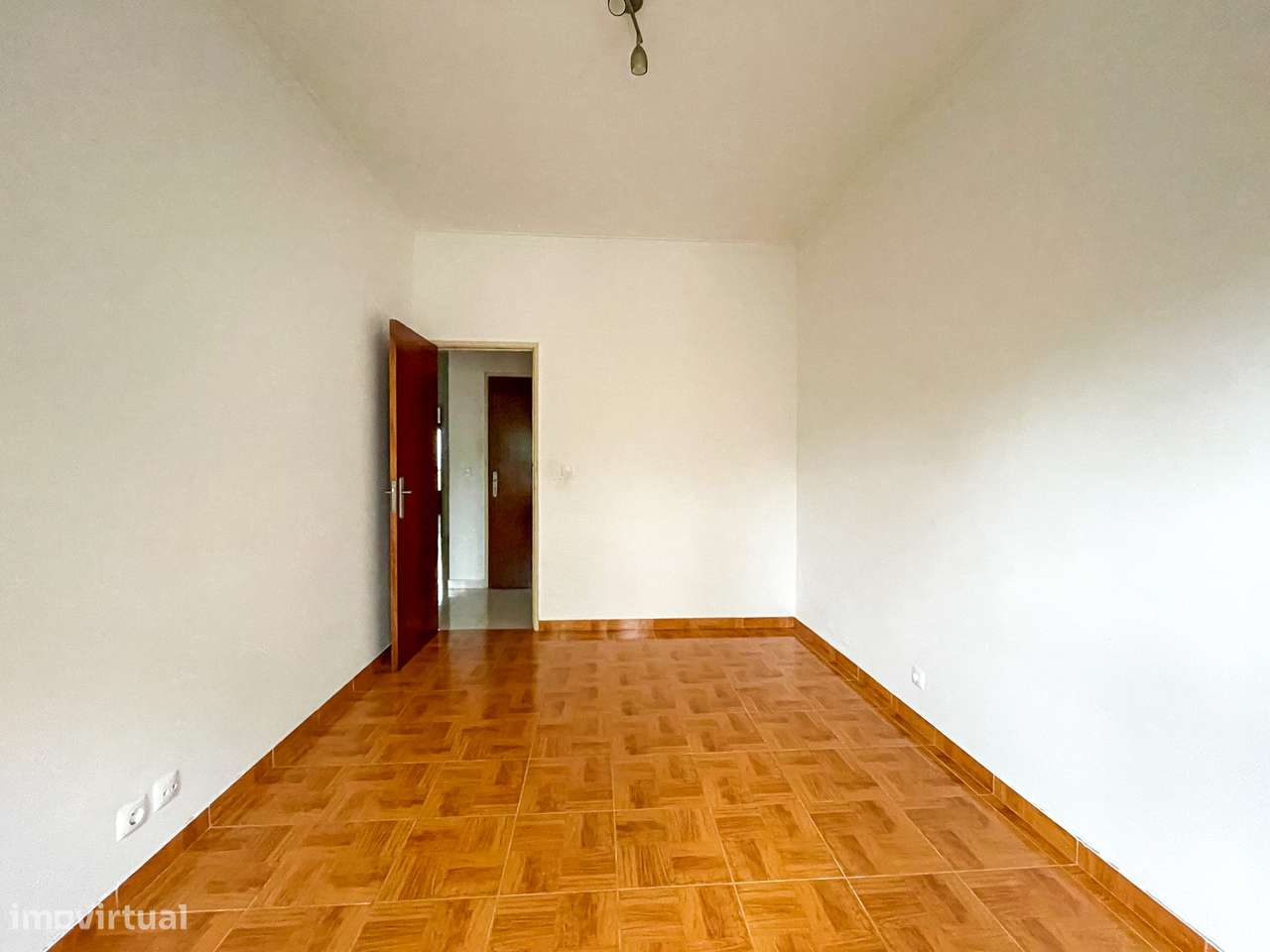 Prédio com 8 T2 (7 devolutos) + Sótão - Póvoa de Santa Iria-17