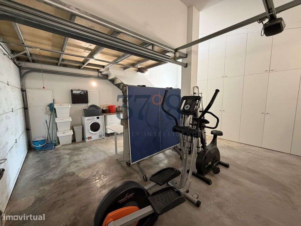 Uma vivenda de 4 quartos com piscina, num terreno de 2 hectares a 10 m-51