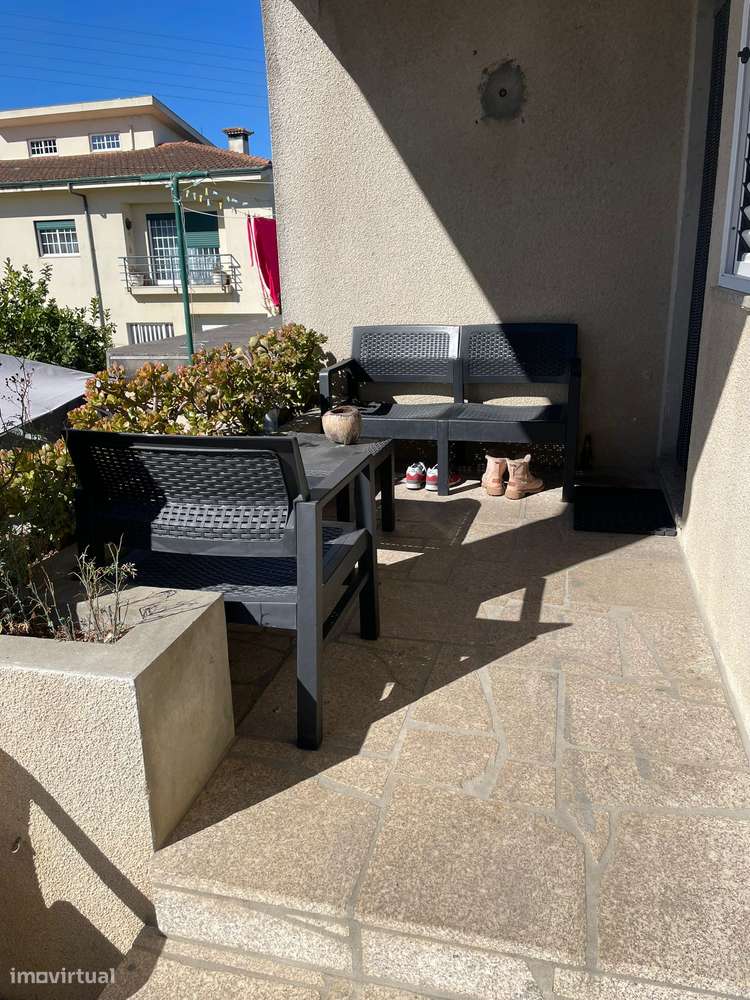 Moradia de 4 frentes com painéis solares, T4, piscina, cave e jardim-21