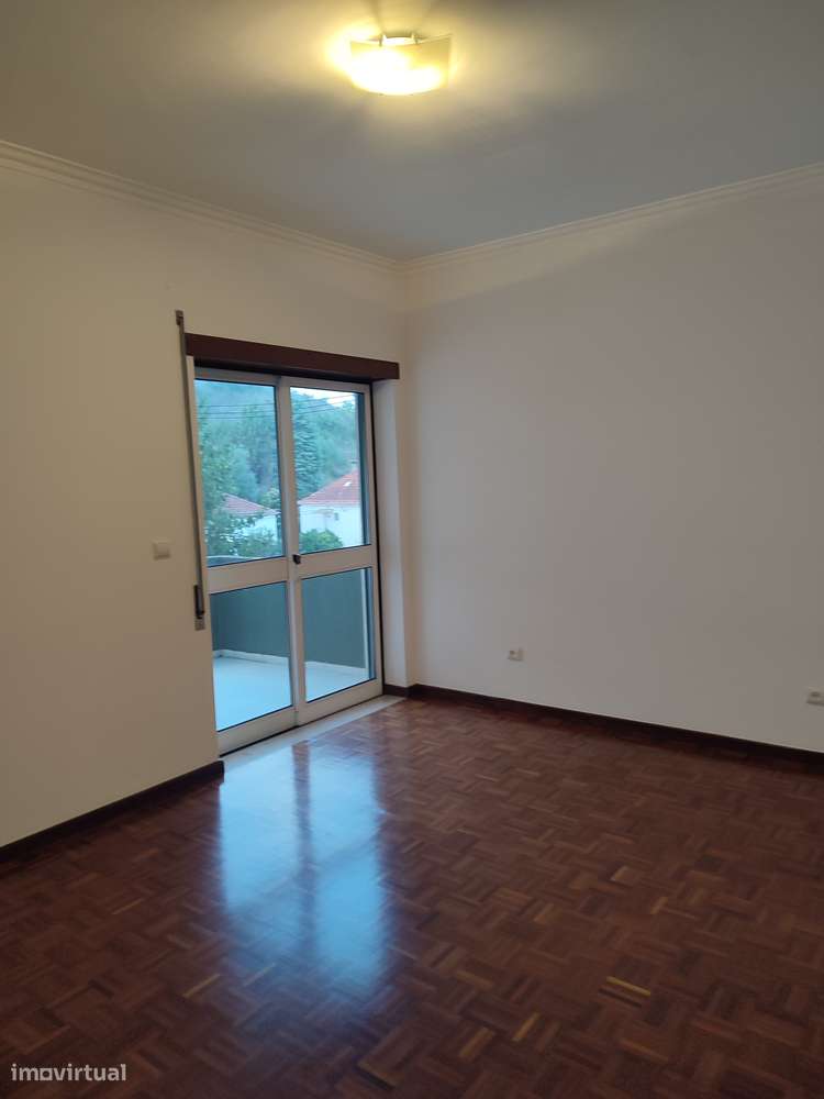 Apartamento T2 + garagem - boas áreas e boa localização - Grande imagem: 4/9