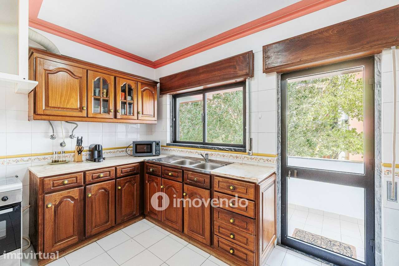 Apartamento T3, com áreas amplas e varanda, em Matarraque - Grande imagem: 4/50